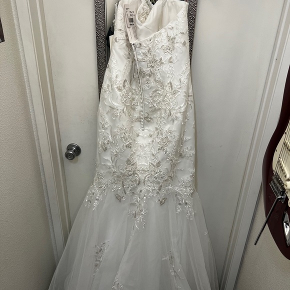 Never used wedding dress !! Only worn when tried on ! JEWEL By David’s Bridal - Picture 7 of 14